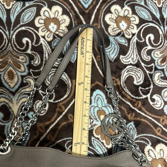 Michael Kors Jet Set Leather Shoulder Bag with Chain Straps - Picture 12 of 16